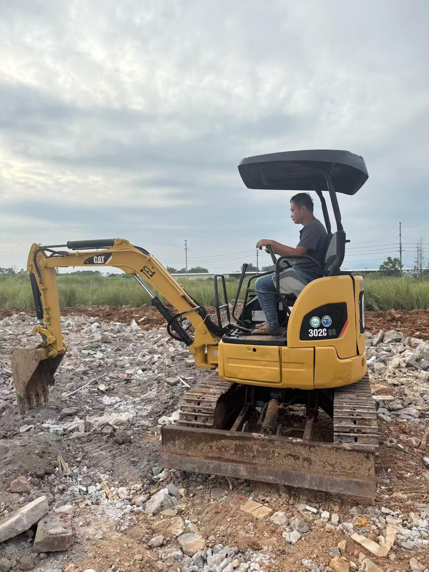 Buy Caterpillar Used Excavator / 1