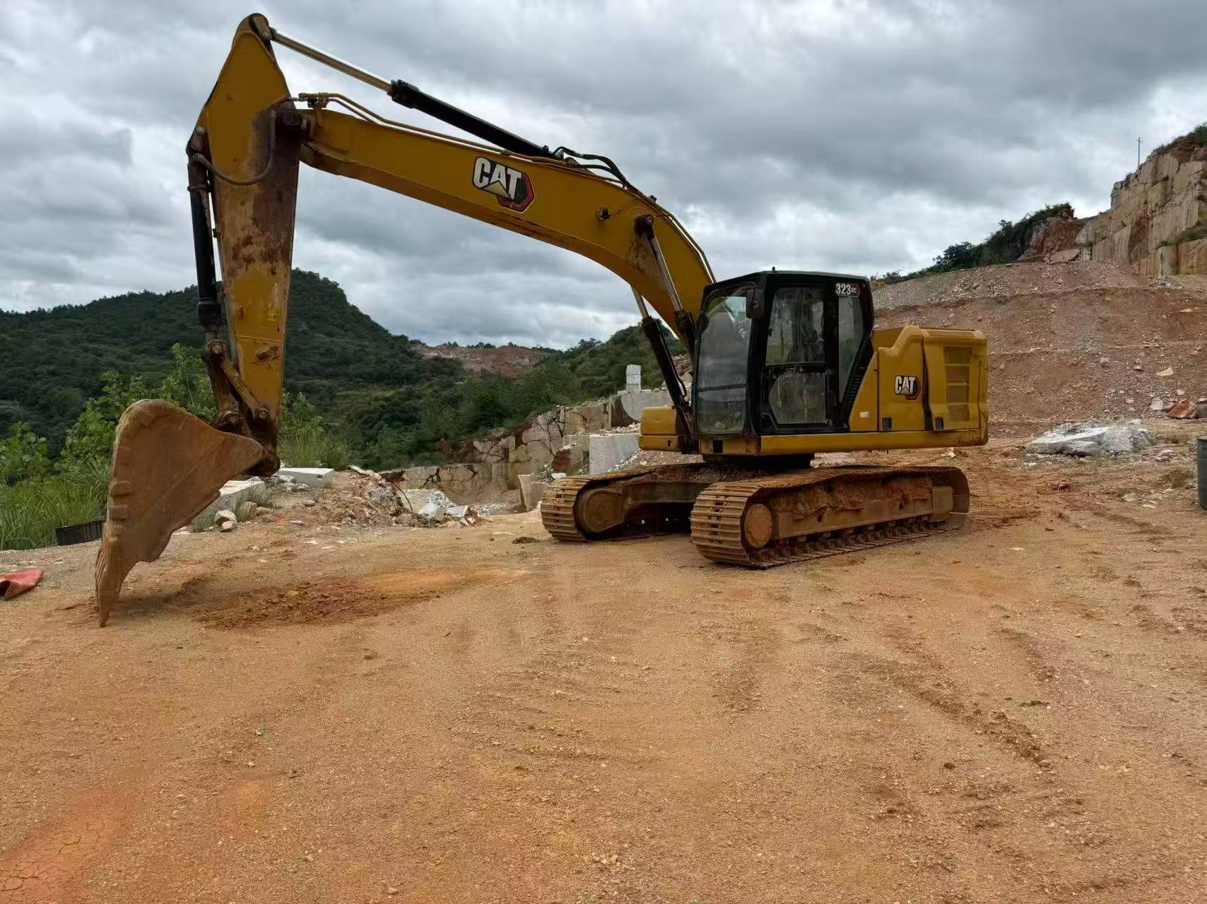 Buy Caterpillar 323 Used Excavator / 2