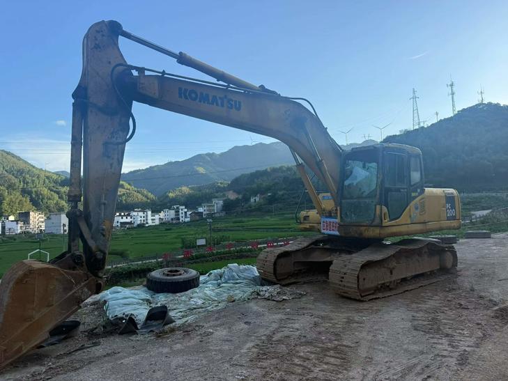 Buy Komatsu PC200-7 Used Excavator / 1