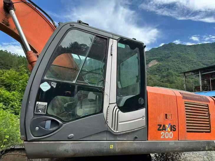 Buy Hitachi EX200-3 Used Excavator / 1