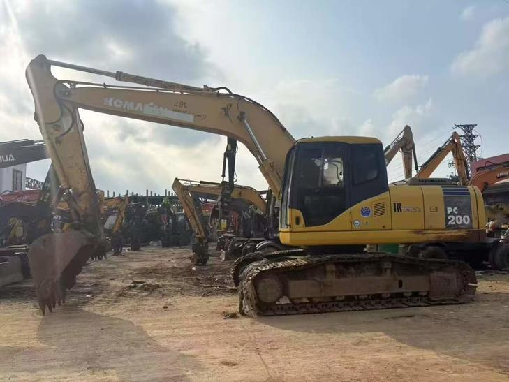 Buy Komatsu PC200-7 Used Excavator / 1
