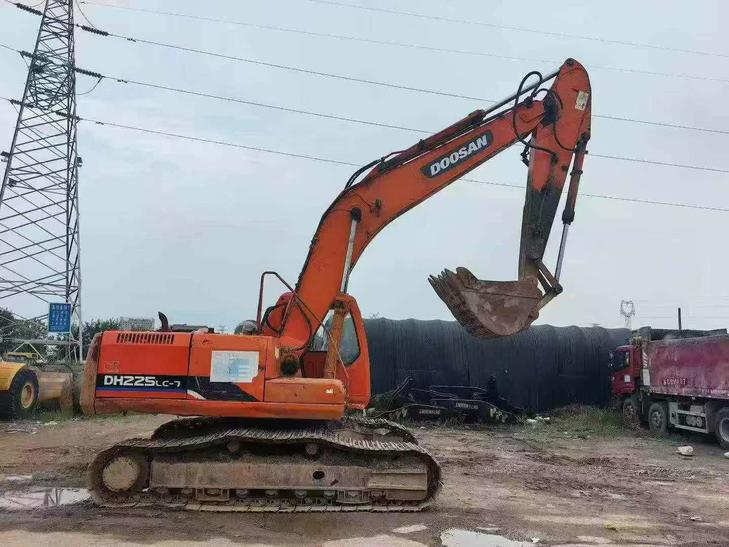 Buy Doosan DH225-7 Used Excavator / 1