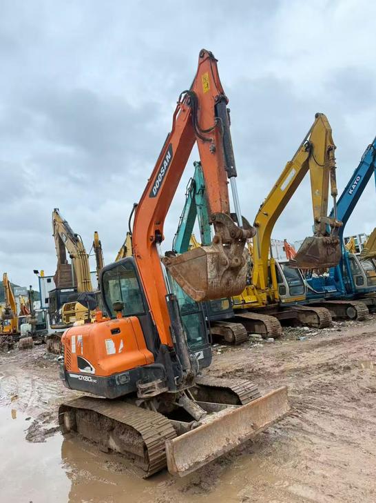 Buy Doosan DH60 Used Excavator / 1