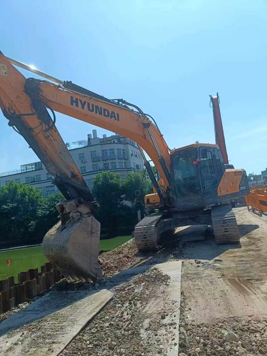 Buy Hyundai R215VS Used Excavator / 1