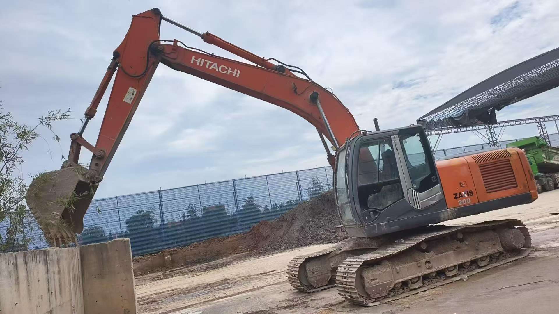 Buy Hitachi EX200-3 Used Excavator / 1