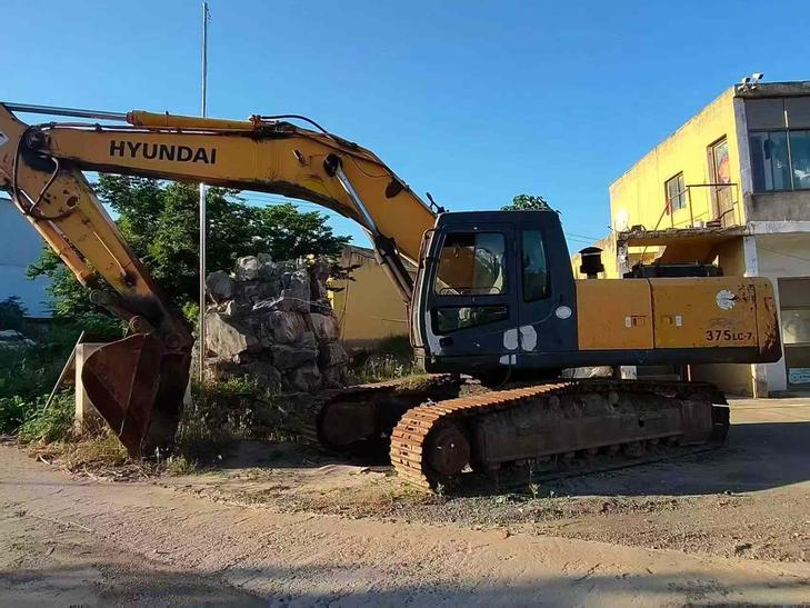 Buy Hyundai R375LVS Used Excavator / 1