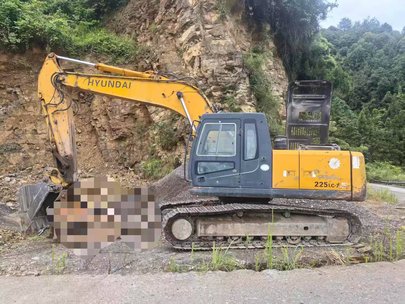 Buy Hyundai R225-7 Used Excavator / 2 Buy Hyundai R225-7 Used Excavator / 2