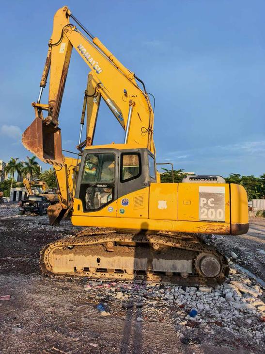 Buy Komatsu PC200-7 Used Excavator / 1