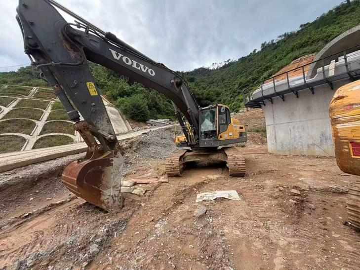 Buy Volvo L350F Used Excavator / 1