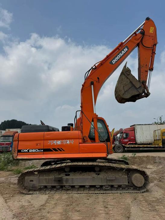 Buy Doosan DX260LC Used Excavator / 1