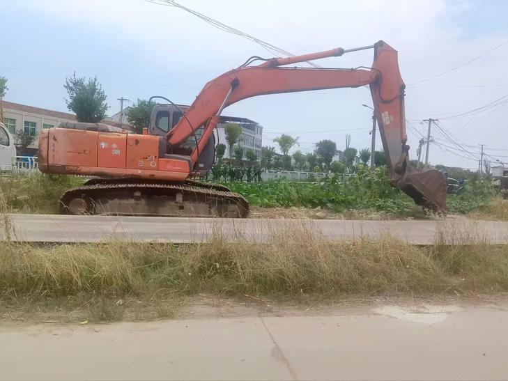 Buy Hitachi ZX200-6 Used Excavator / 1
