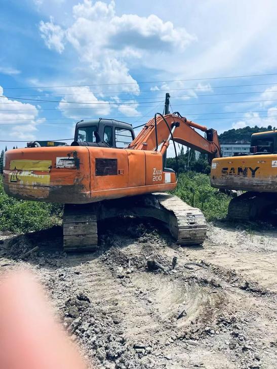 Buy Hitachi ZX200-6 Used Excavator / 1