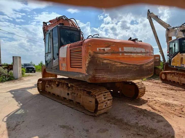 Buy Hitachi EX200-3 Used Excavator / 1