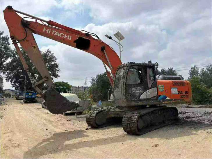 Buy Hitachi EX200-5 Used Excavator / 1