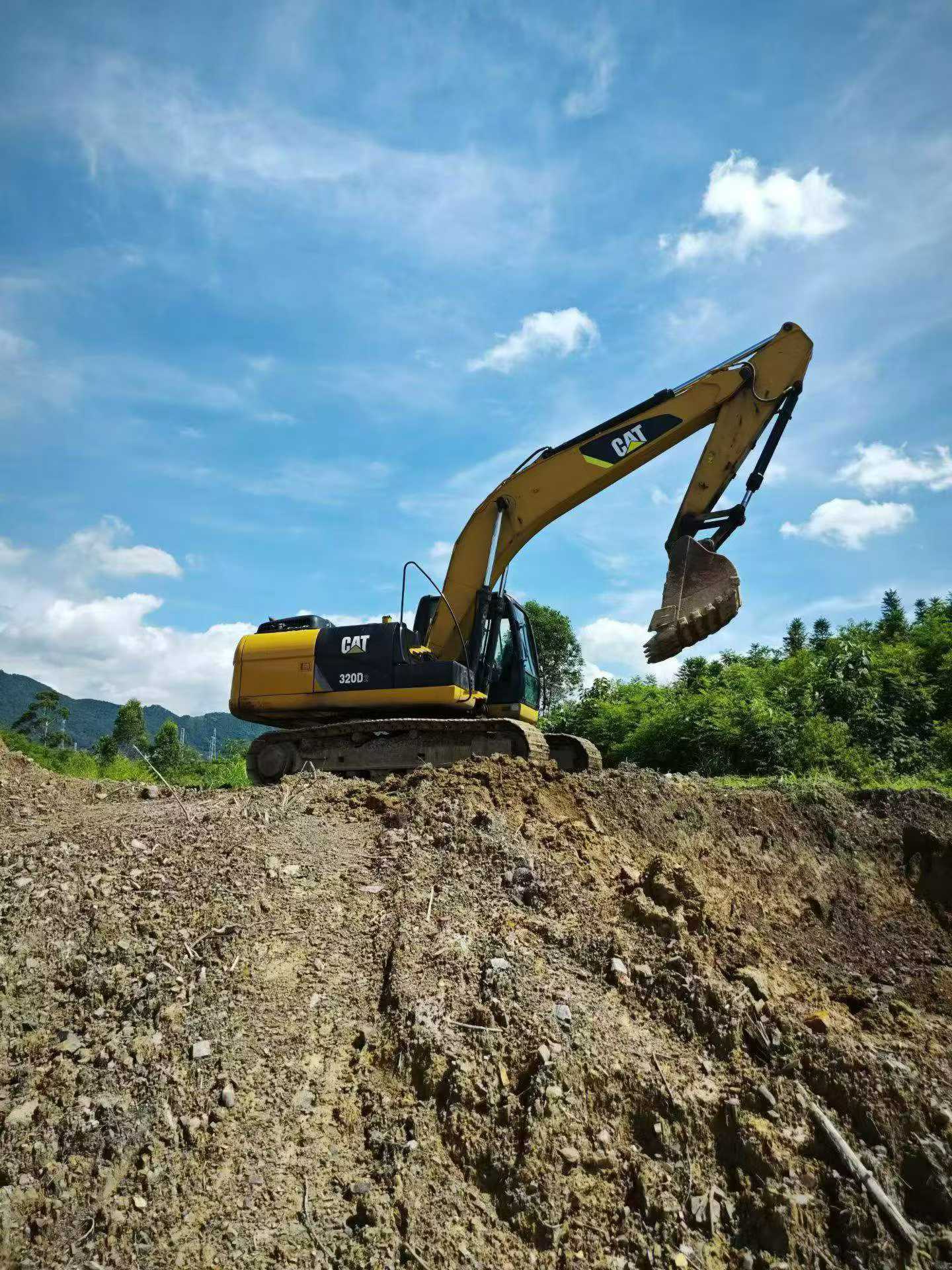 Buy Caterpillar 320D Used Excavator / 2 Buy Caterpillar 320D Used Excavator / 2