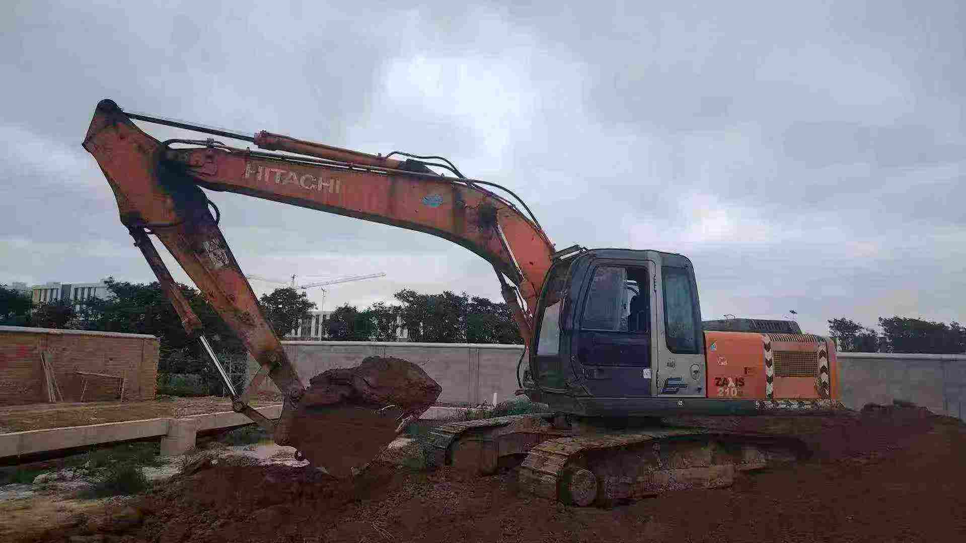 Buy Hitachi ZX200-3G Used Excavator / 1