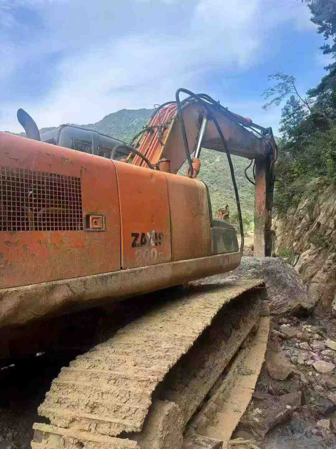 Buy Hitachi EX200-3 Used Excavator / 1