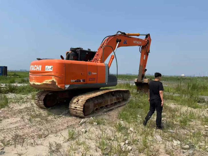 Buy Hitachi EX200-3 Used Excavator / 1