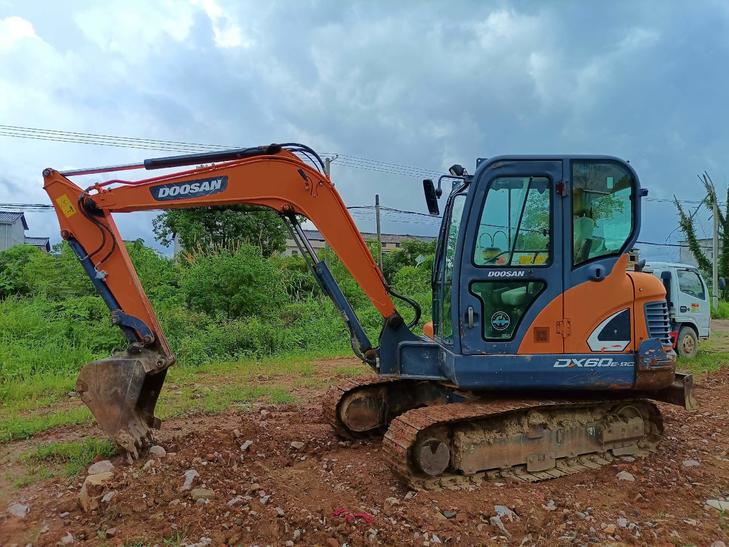 Buy Doosan DH60 Used Excavator / 1