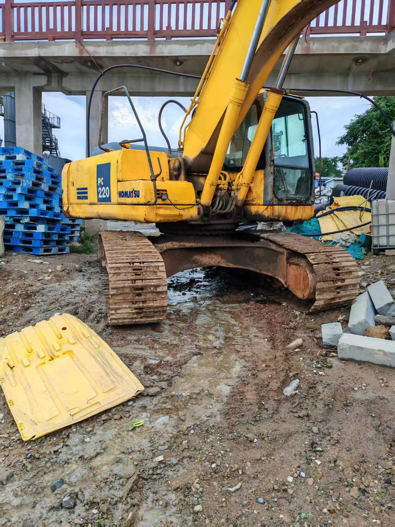 Buy Komatsu PC220-7 Used Excavator / 2 Buy Komatsu PC220-7 Used Excavator / 2