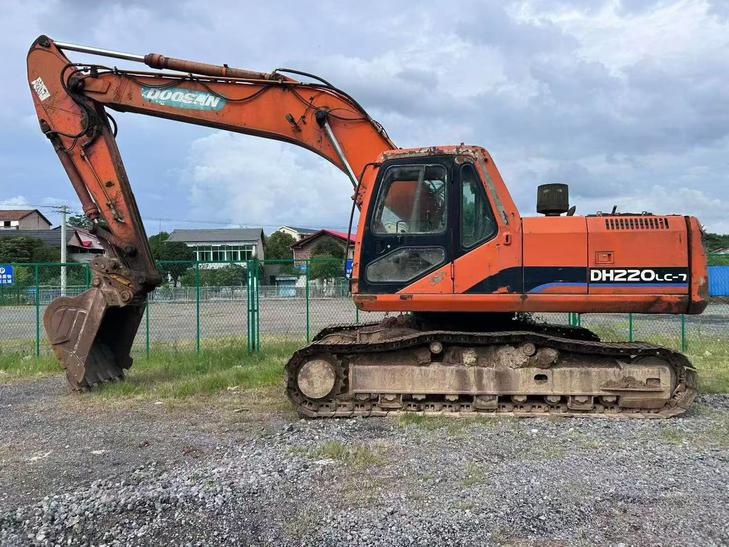 Buy Doosan DH220-7 Used Excavator / 1