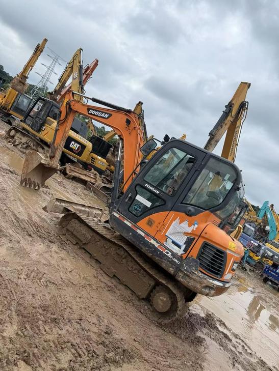 Buy Doosan DH60 Used Excavator / 1