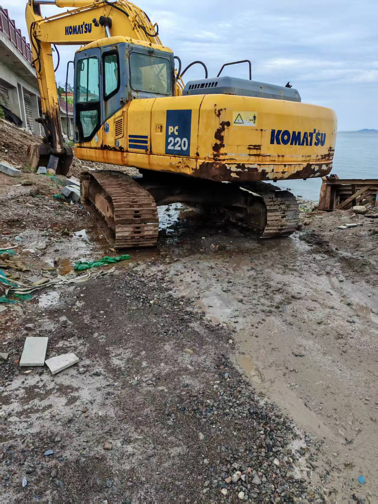 Buy Komatsu PC220-7 Used Excavator / 1