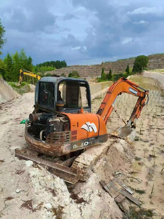 Buy Doosan DH60 Used Excavator / 1