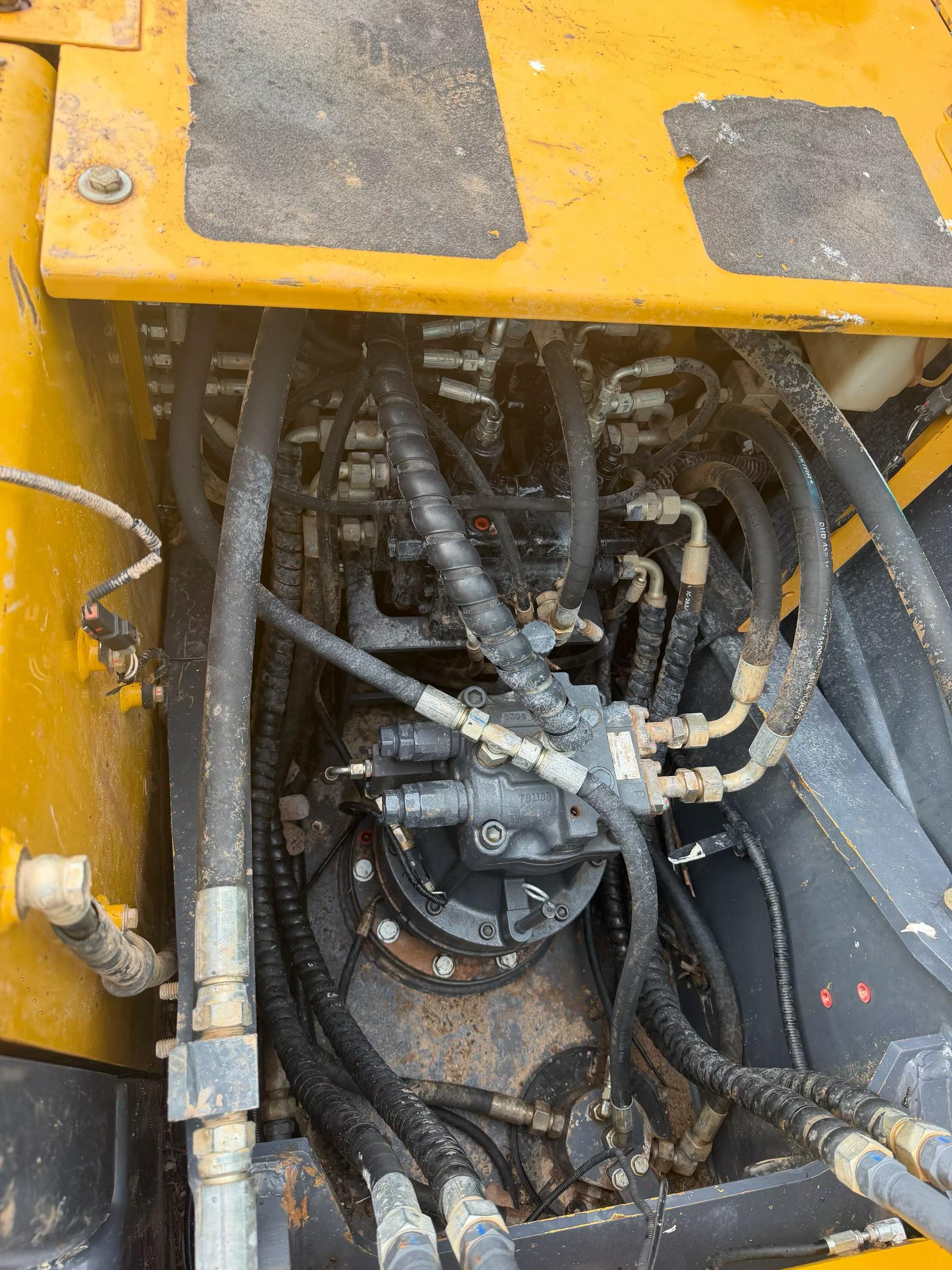 Buy XCMG XE135B Used Excavator / 4