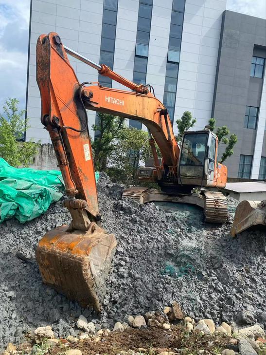 Buy Hitachi EX270-6 Used Excavator / 1