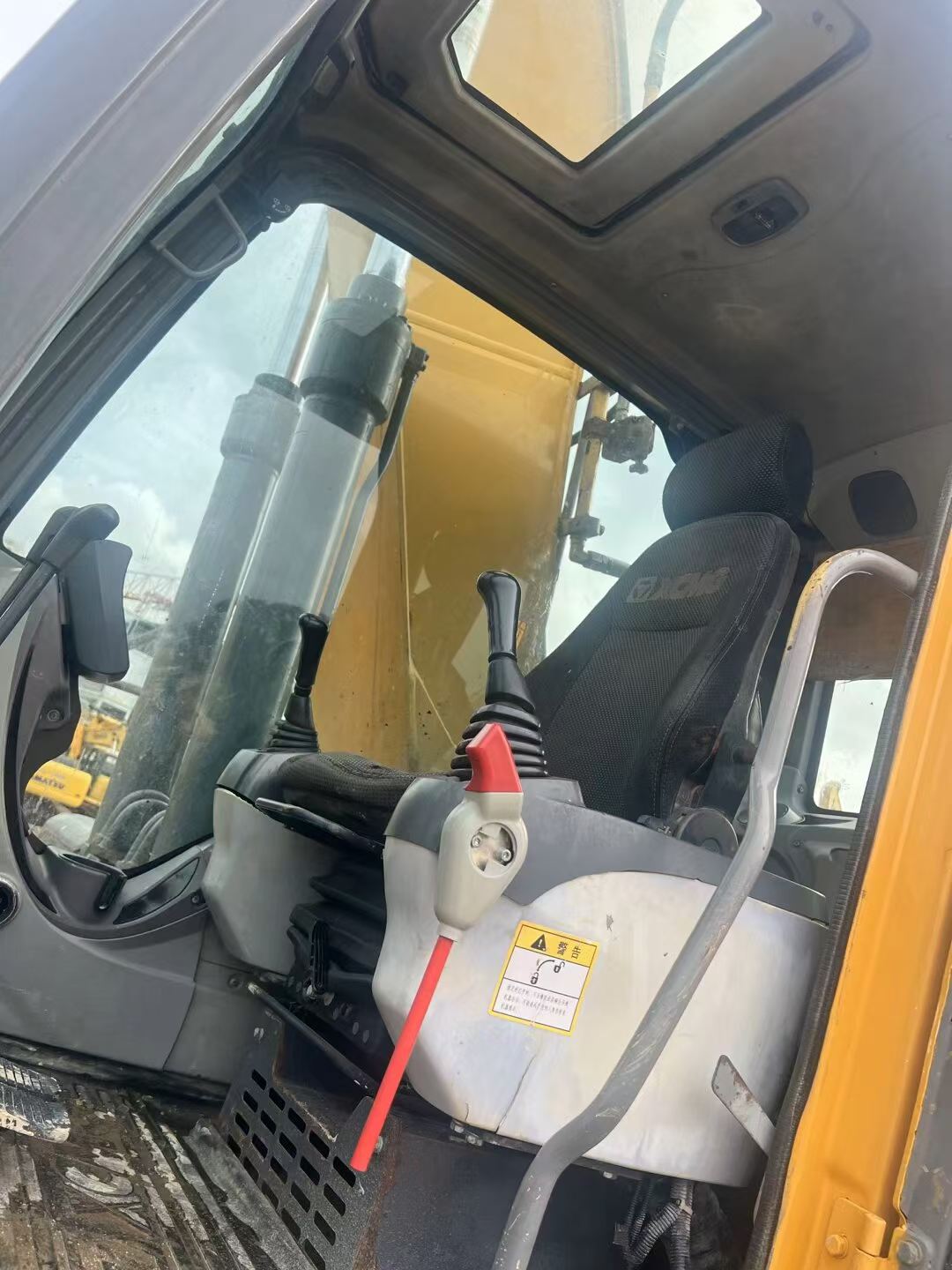 شراء حفارة XCMG XE215CA مستعملة / 4