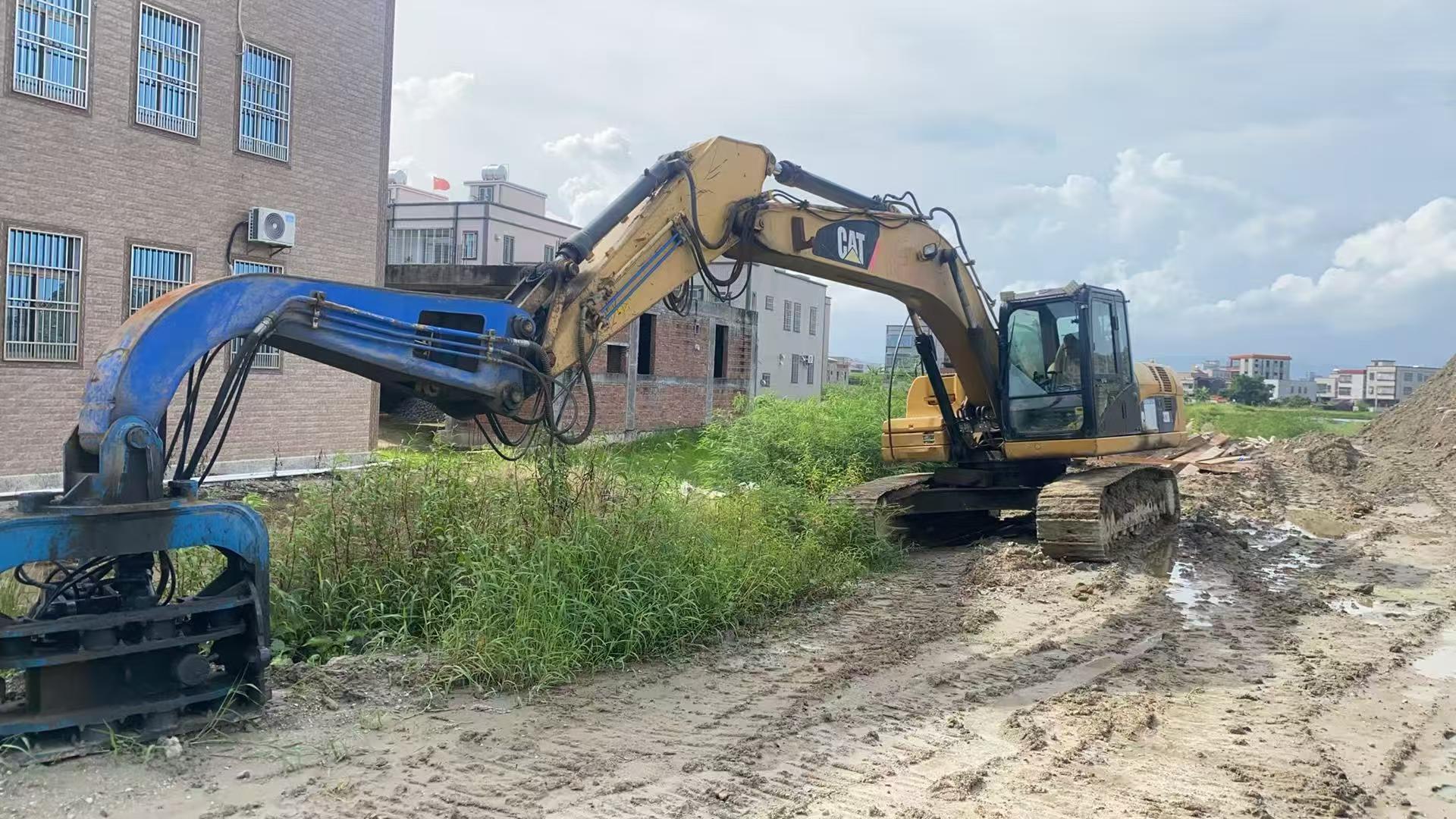 شراء Caterpillar 323 مستعمل حفارة