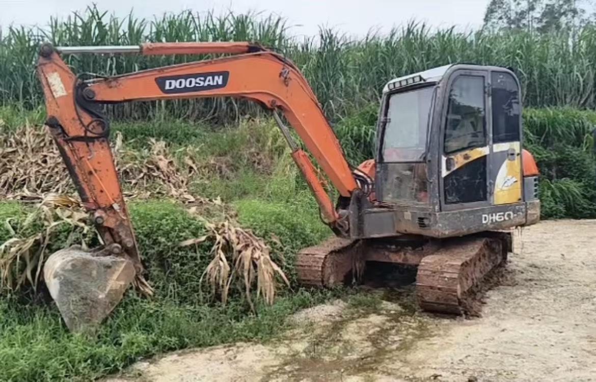 Buy Doosan DH60-7 Used Excavator / 2