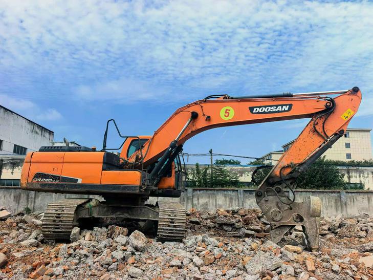 Buy Doosan DH220 Used Excavator / 1