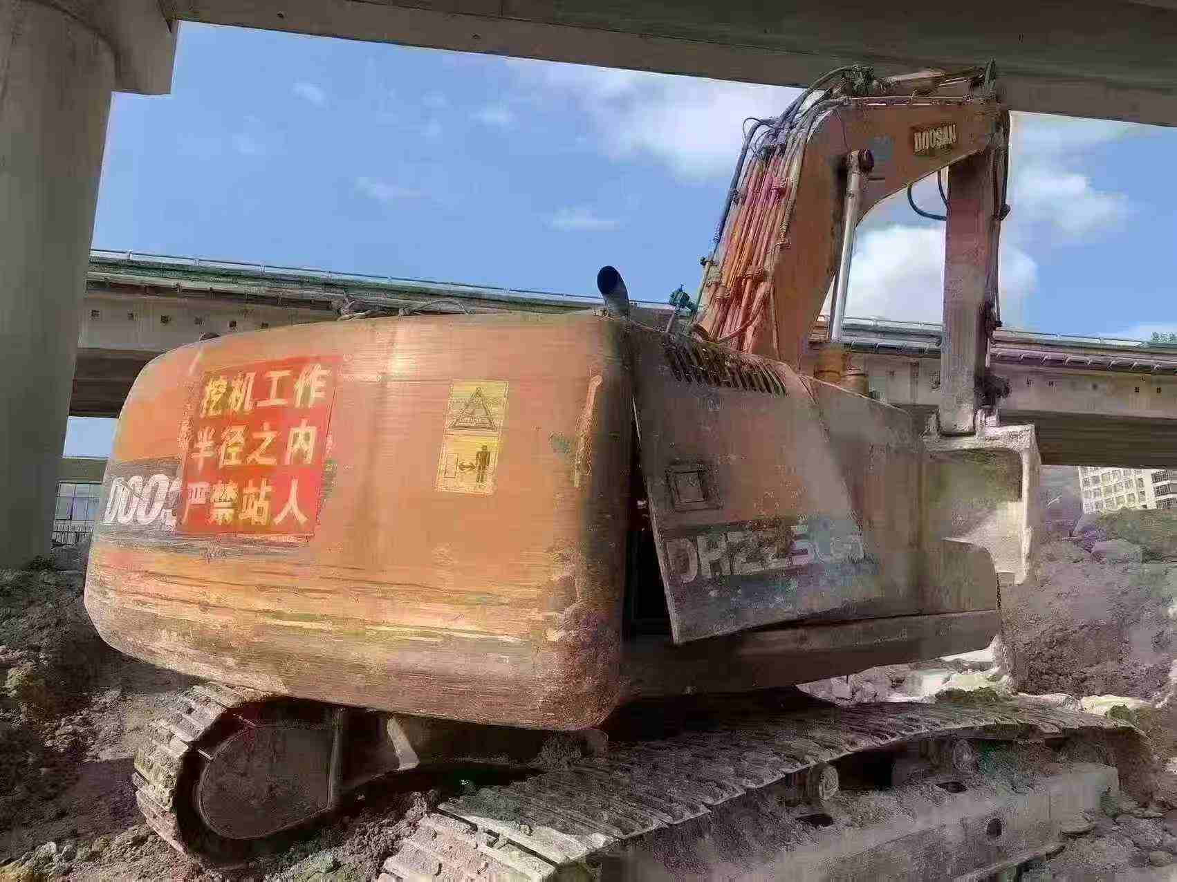 Buy Doosan DH220-7 Used Excavator / 2