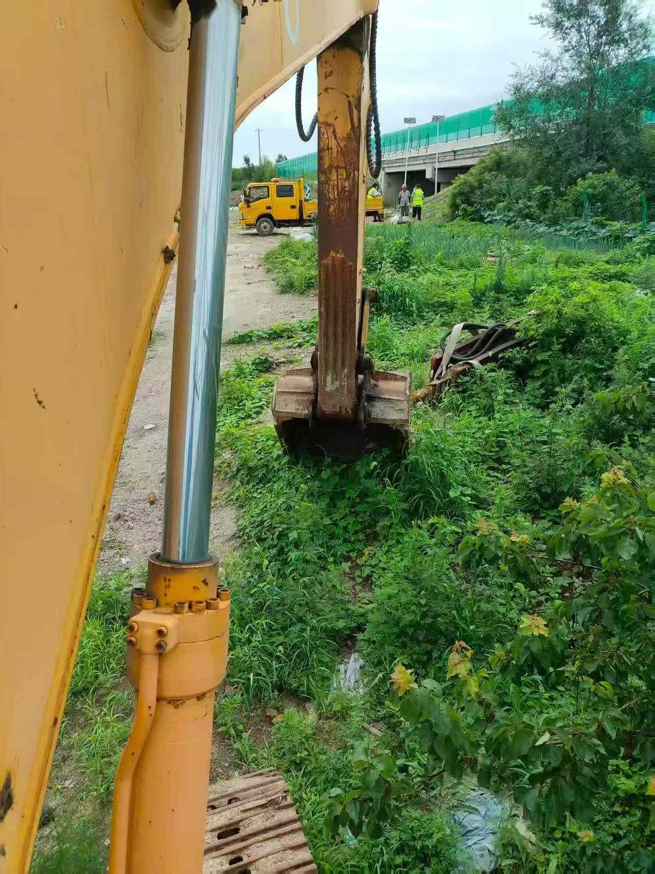 Buy Hyundai R225-7 Used Excavator / 2 Buy Hyundai R225-7 Used Excavator / 2