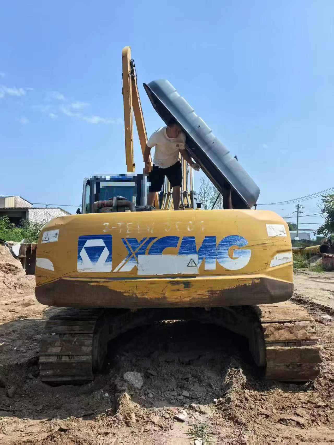 Buy XCMG XE270DK Used Excavator / 2 Buy XCMG XE270DK Used Excavator / 2