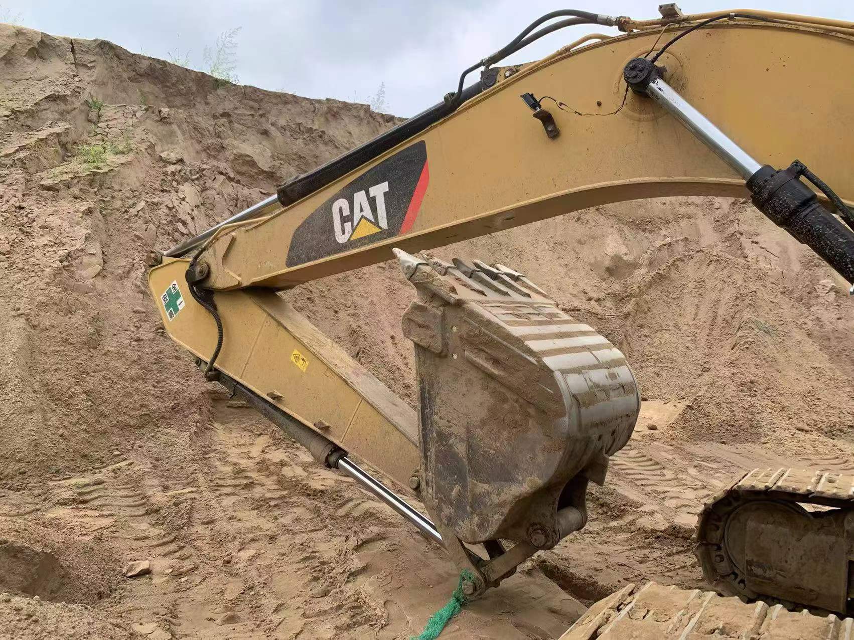 Buy Caterpillar 323 Used Excavator / 8 Buy Caterpillar 323 Used Excavator / 8