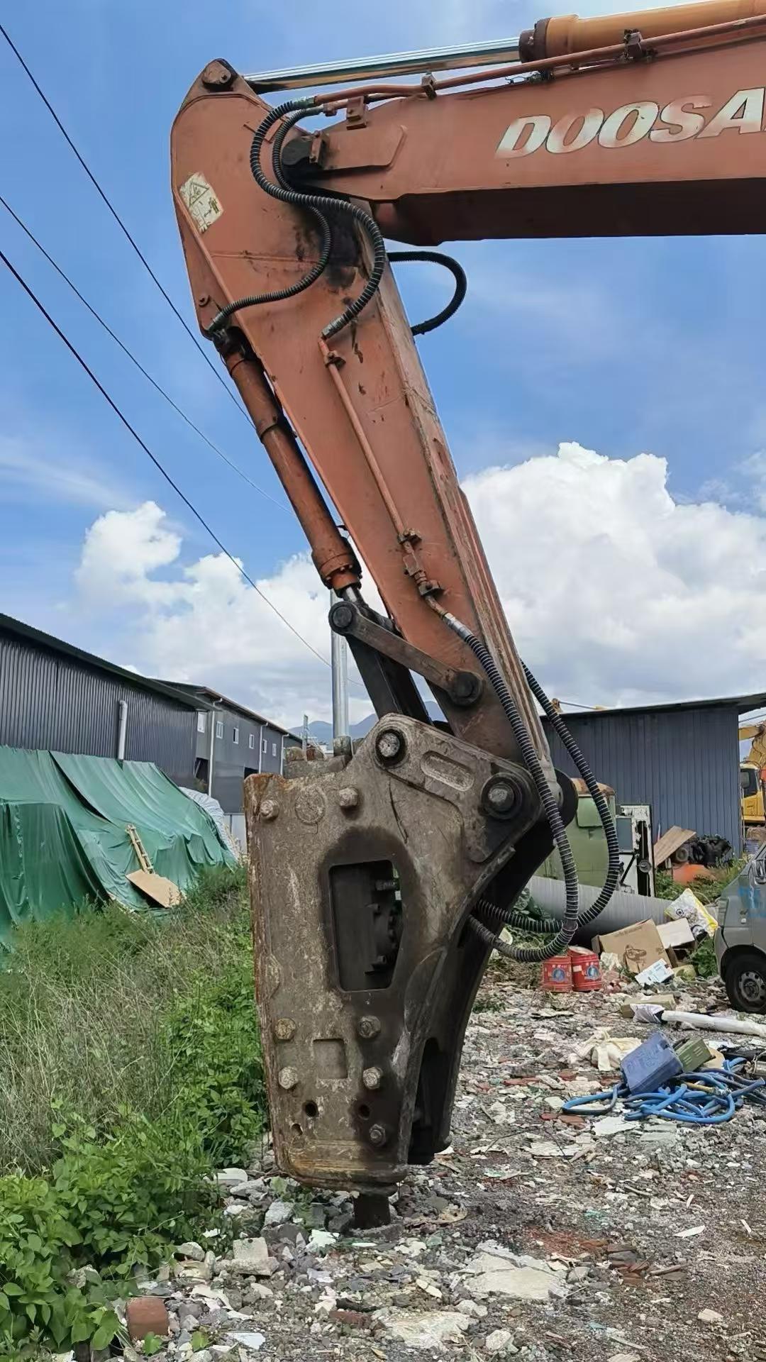 Buy Doosan DH220-7 Used Excavator / 8