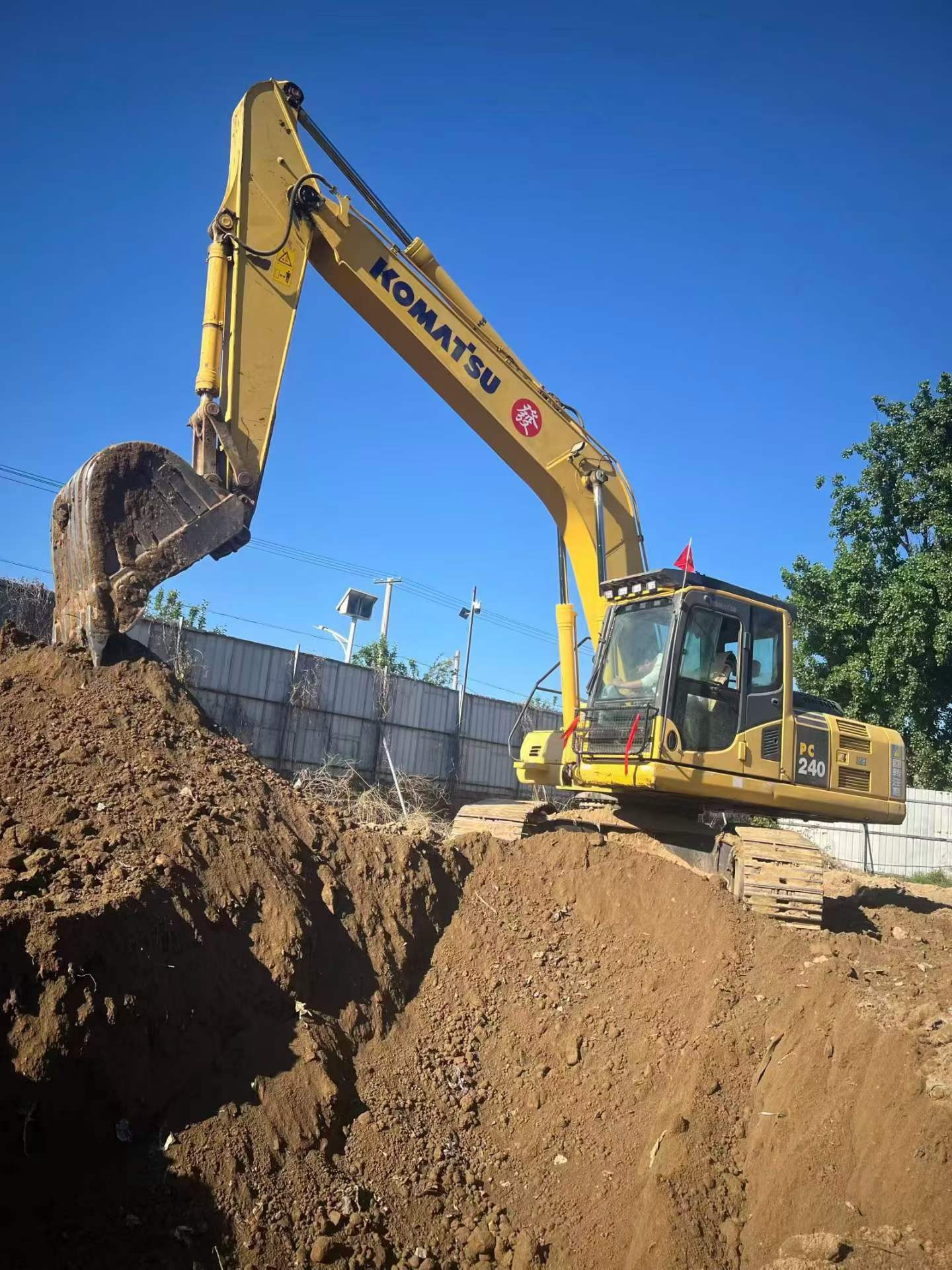 Buy Komatsu PC220 Used Excavator / 2