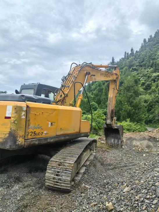 Buy Hyundai R225-7 Used Excavator / 1