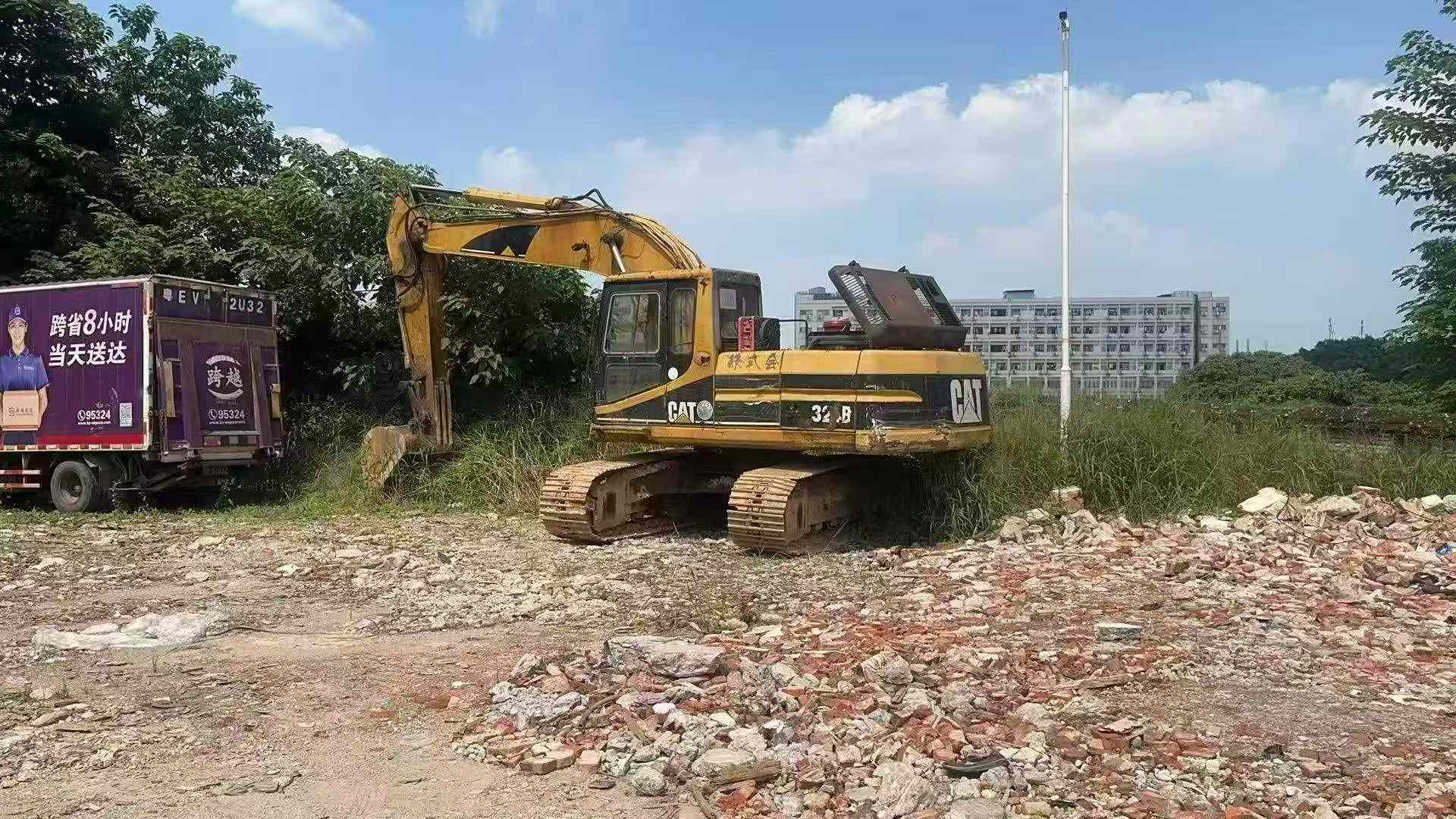 Buy Caterpillar 320V2 Used Excavator / 1