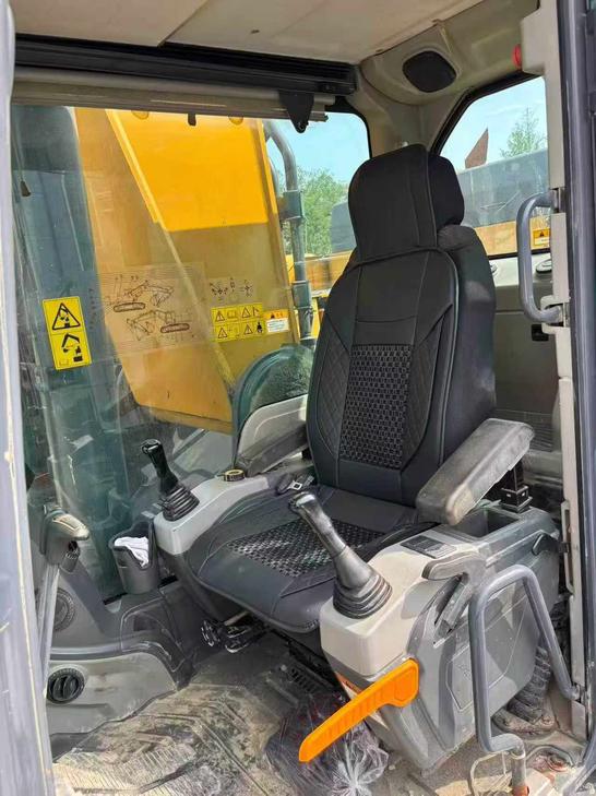 Buy XCMG XE600DK Used Excavator / 1