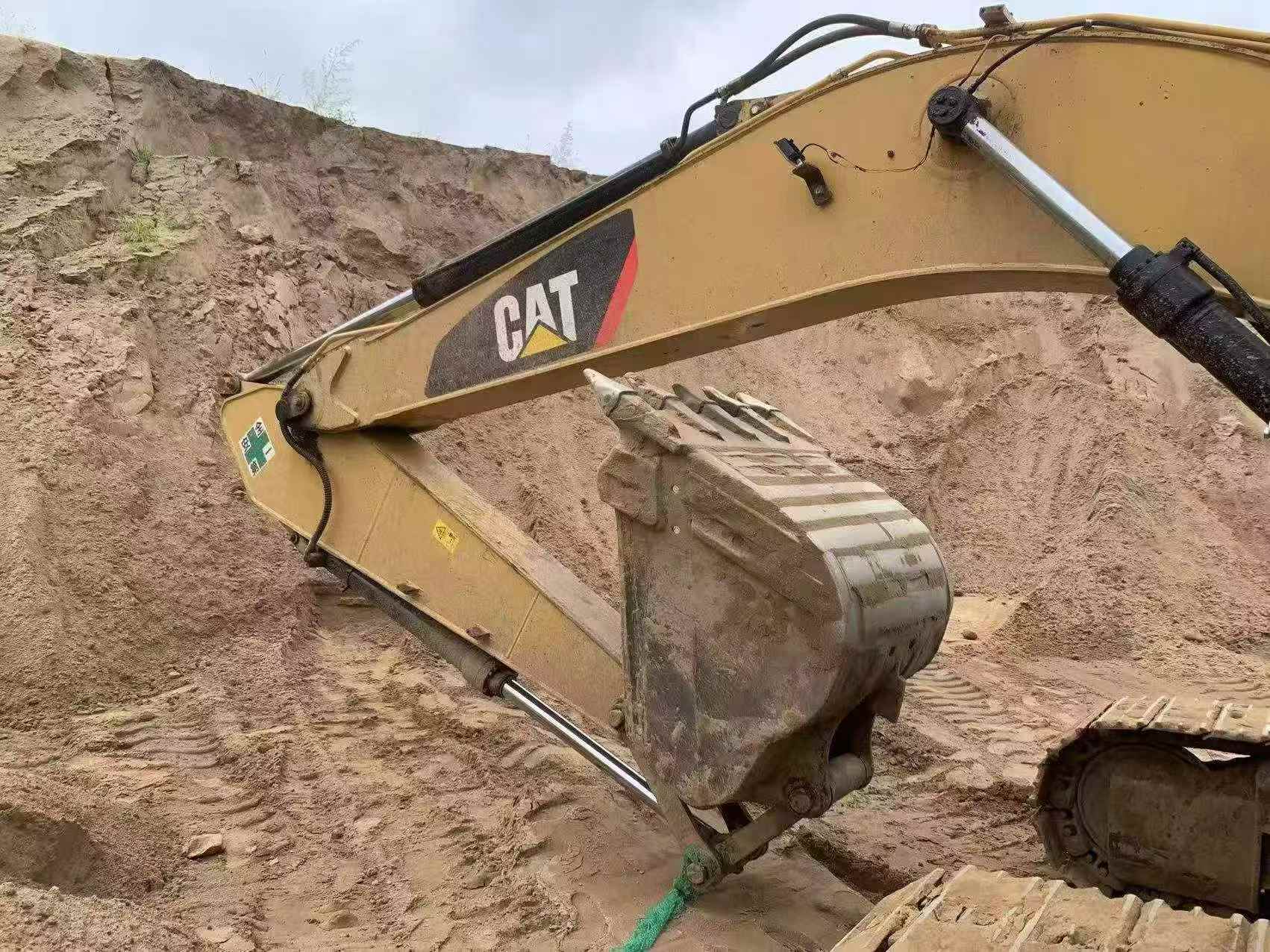 Buy Caterpillar 323 Used Excavator / 8
