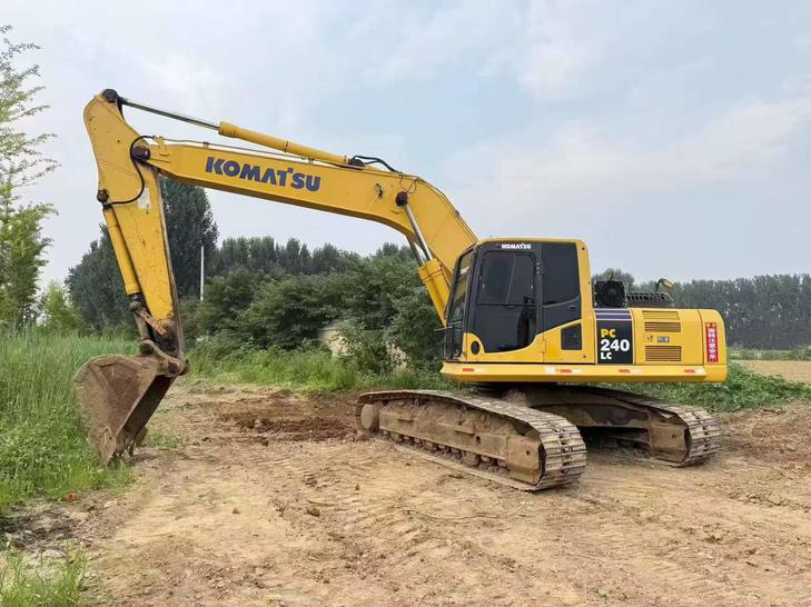 Buy Komatsu PC240-6 Used Excavator / 1