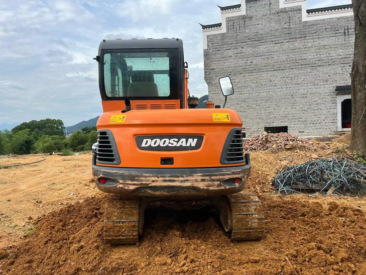 Buy Doosan DH60 Used Excavator / 1