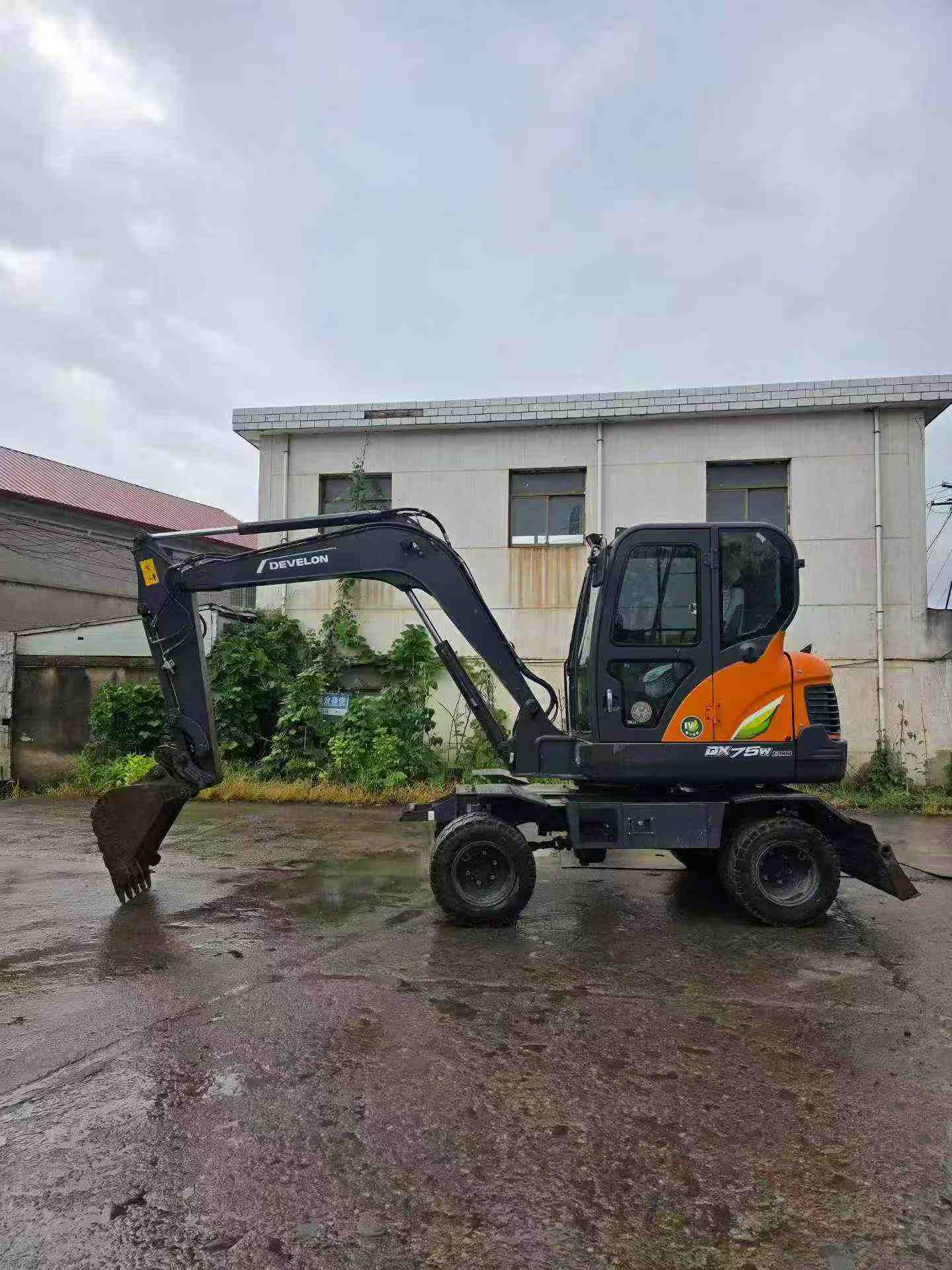 Buy Doosan DH60 Used Excavator / 1