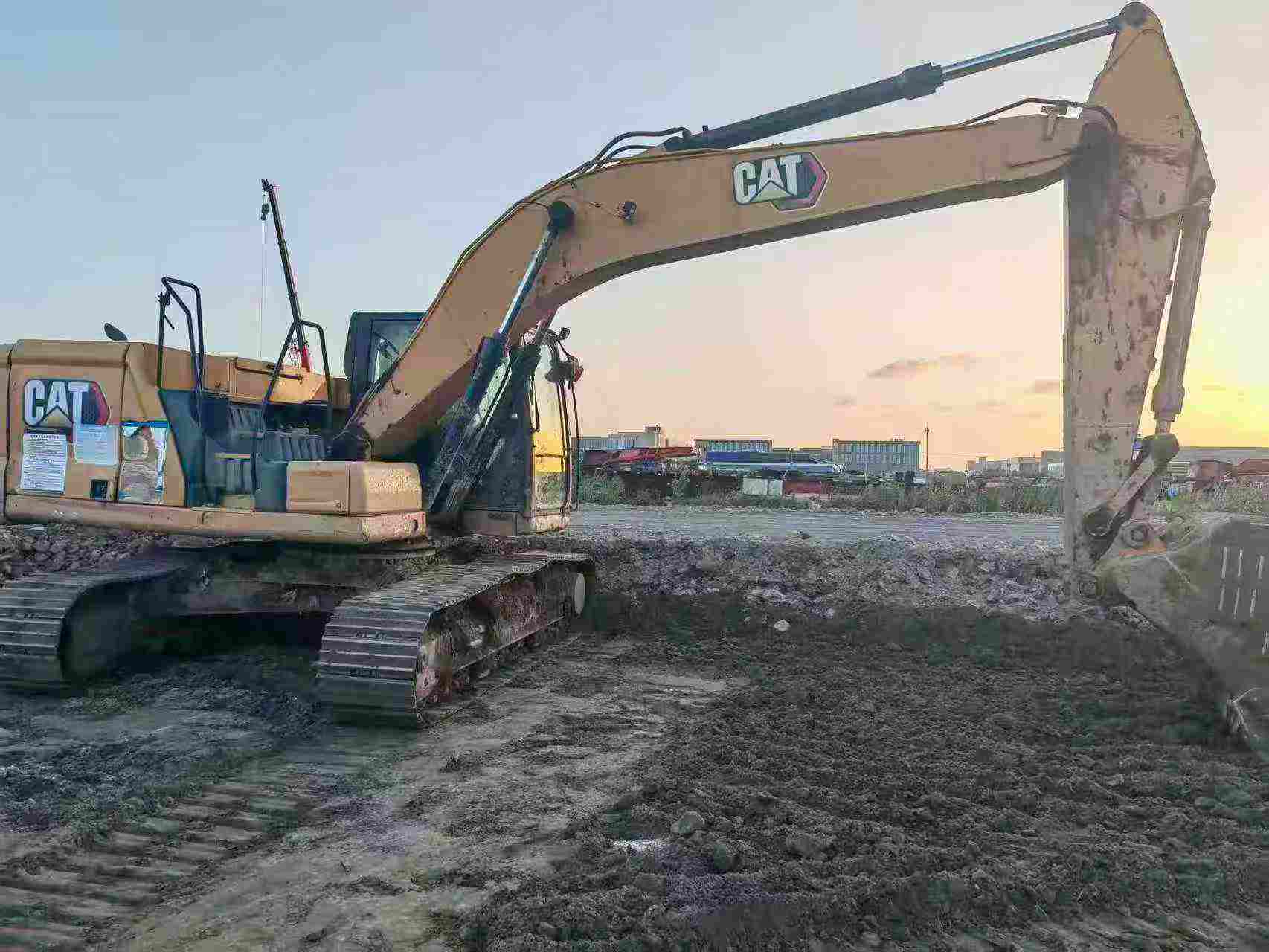 Buy Caterpillar 323 Used Excavator / 6