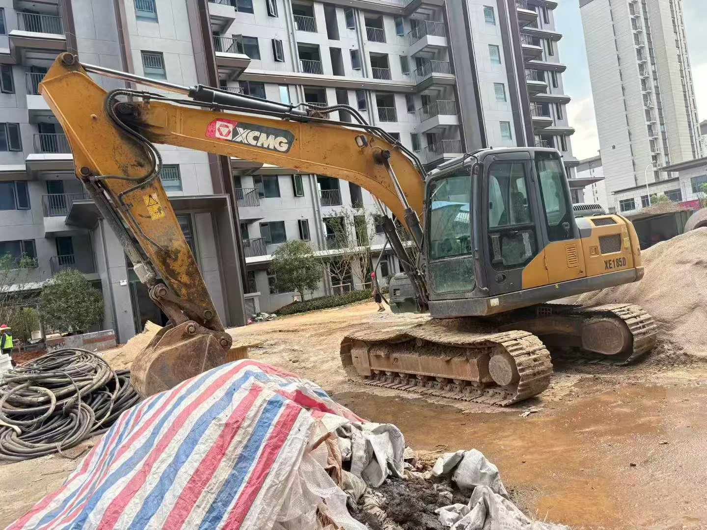 Buy XCMG XE135B Used Excavator / 2