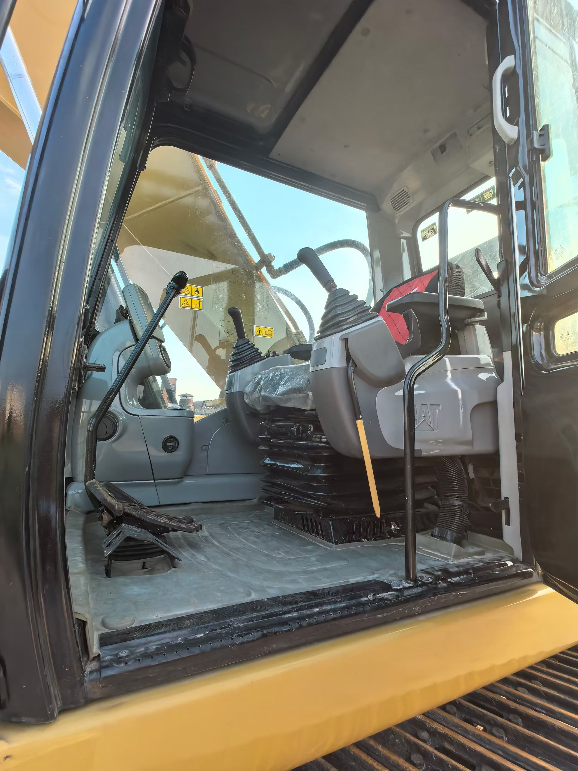 Buy Caterpillar 320D Used Excavator / 6